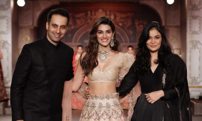 Collection by Designer Shyamal Bhumika @ FDCI India Couture Week 2019 (19)