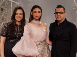 Aditi Rao Hydari Glitters The Ramp For Pankaj & Nidhi On Day 3 Of India Couture Week Designer Pankaj and Nidhi with Actor Aditi Rao @ FDCI India Couture Week 2019 (15)