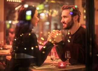 5 Unmistakable Signs That Your Date Likes You