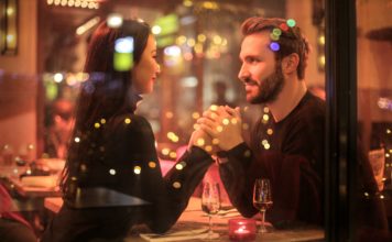 5 Unmistakable Signs That Your Date Likes You