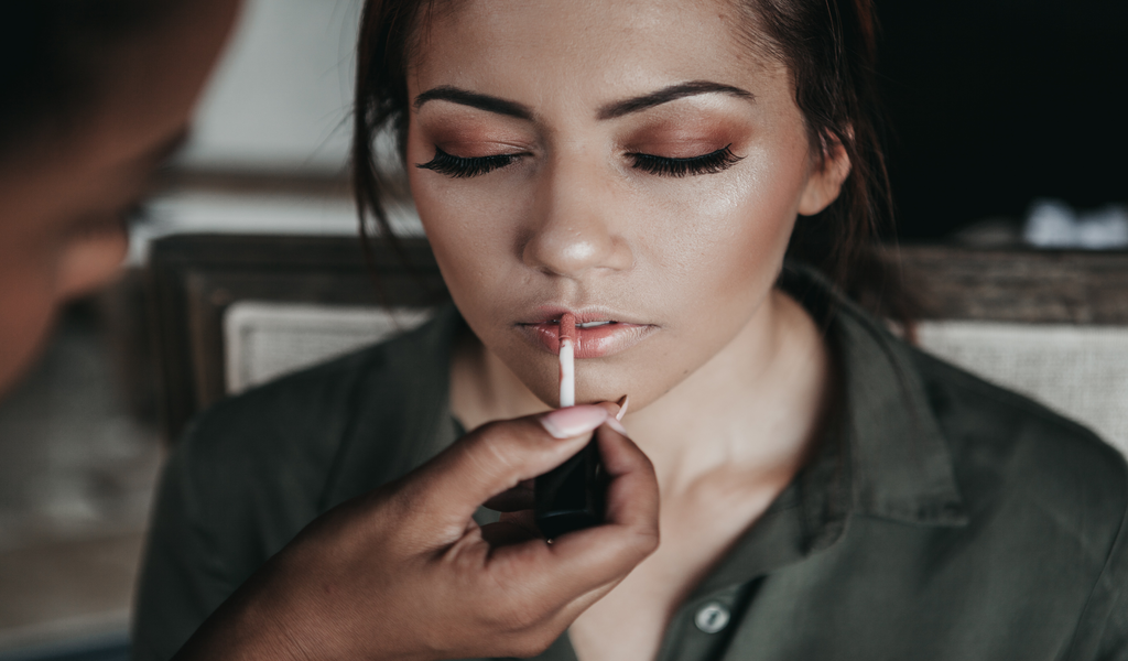 Tricks to make your make-up last *longer* Makeup tricks