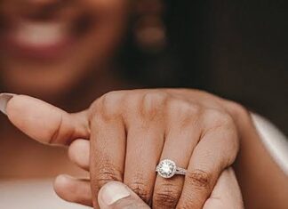 5 ways to show off your engagement on social media