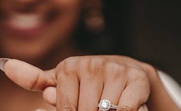 5 ways to show off your engagement on social media