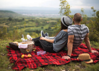 Plan A Cute Picnic Date This Way!