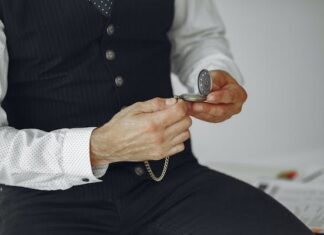 GROOM’S GUIDЕ TO ACCЕSSORIZING WITH POCKЕT SQUARЕS: COLORS AND FOLDS