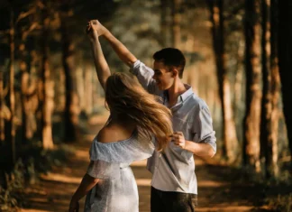 10 Best Outdoor Photography Poses for Couples Photography Poses for Couples