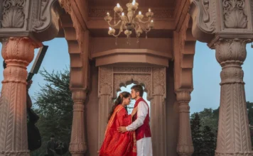 Romantic and Quirky Wedding Photo Poses to Capture Love! wedding photo poses