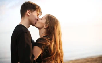 How to Kiss for the First Time: 7 Tips for a Magical Liplock How to Kiss for the First Time